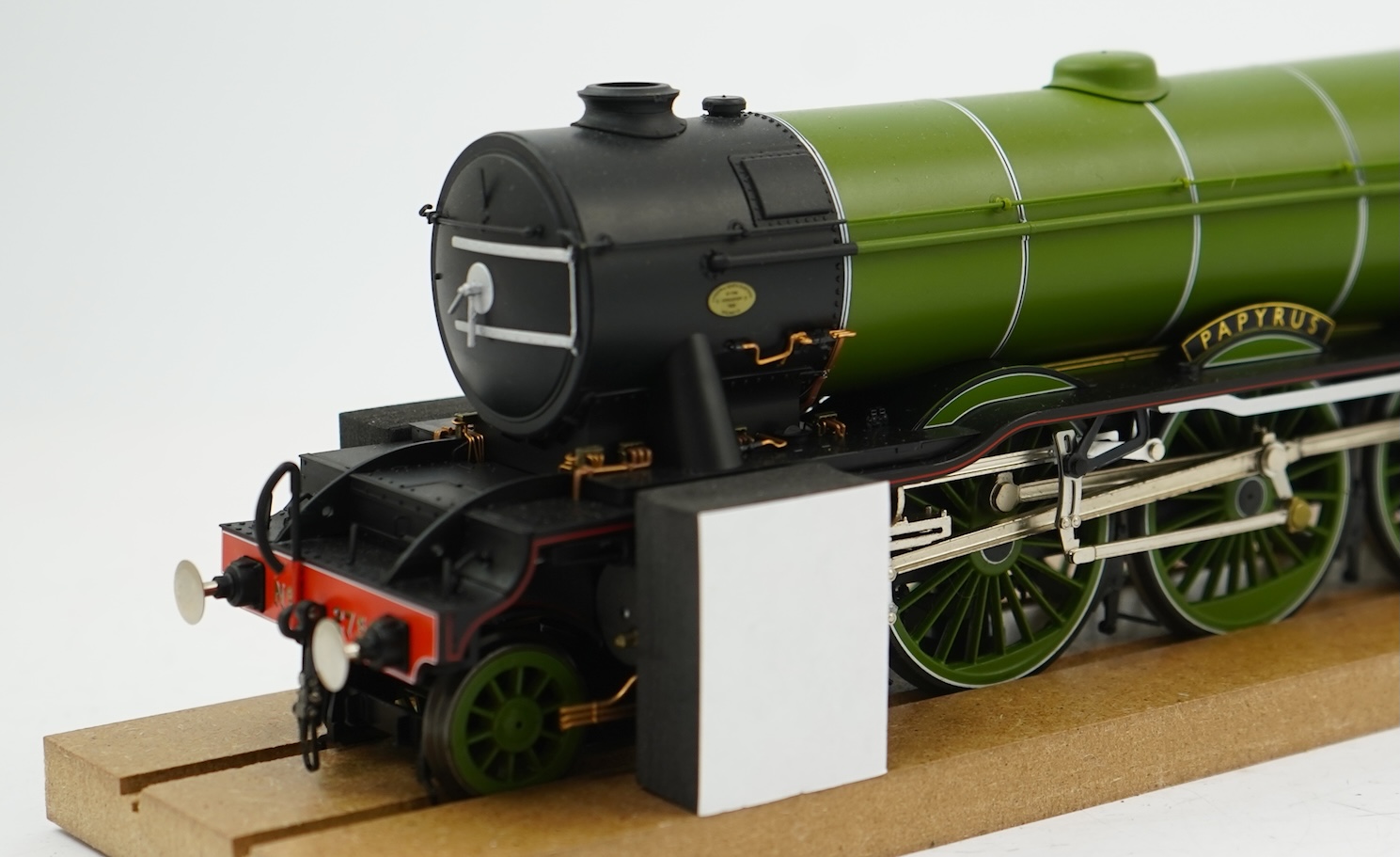 A boxed 0 Gauge Hattons Originals (H7-A3-001) model of LNER Class A3, Papyrus 2750, 4-6-2 tender locomotive, powered for two rail operation, with detailing elements and instruction manual.